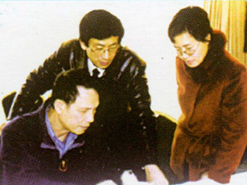 在座談會(huì)上華裔、南非客商通過(guò)攝像機(jī)交流